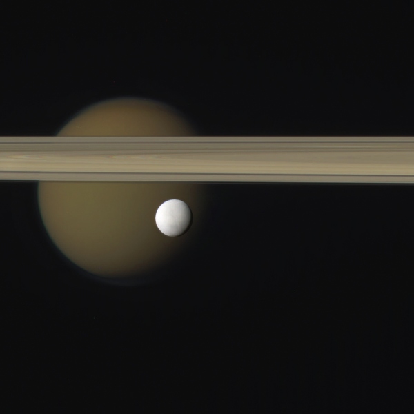 Кадр Дня: Энцелад и Титан