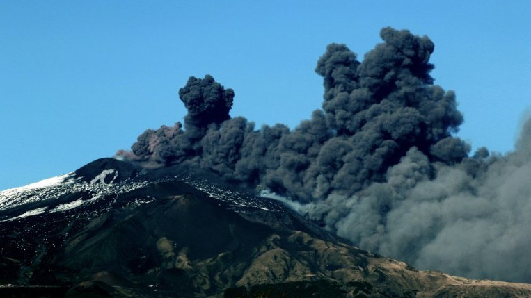 Из-за извержения вулкана Этна закрыто воздушное пространство