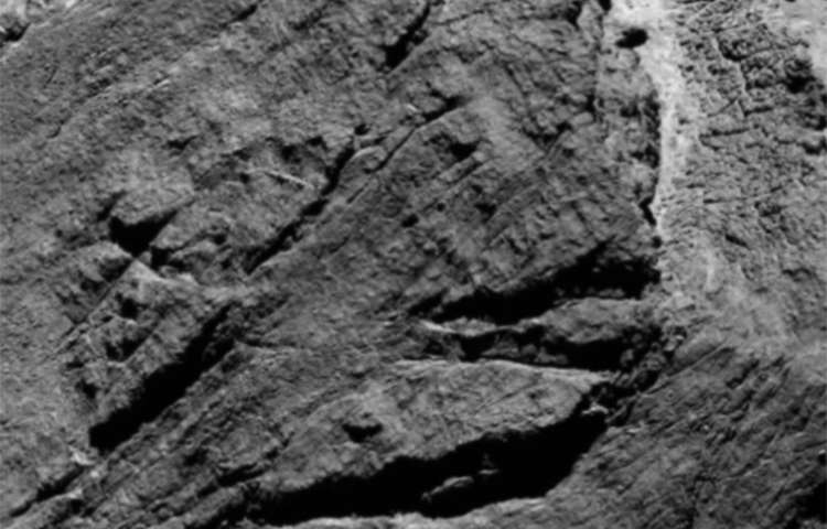 Трещины – двигатели эволюции поверхности кометы?