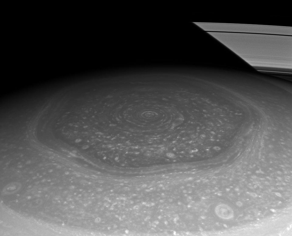 Фото шестиугольника на Сатурне от Кассини