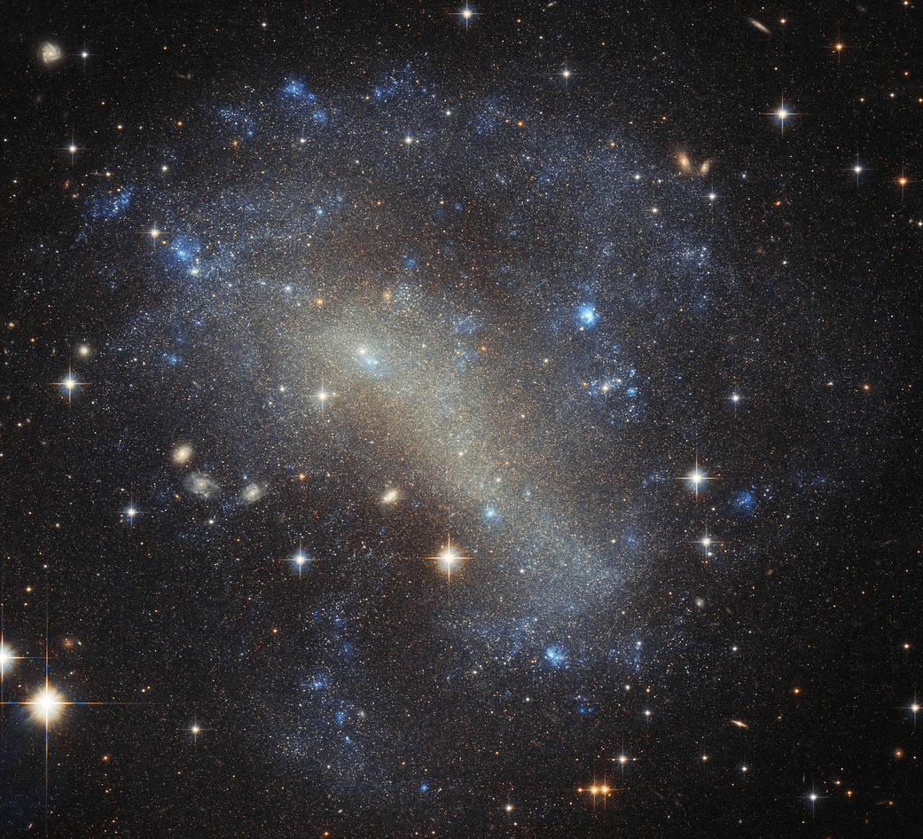 Хаббл заглянул в гости к неправильной галактике