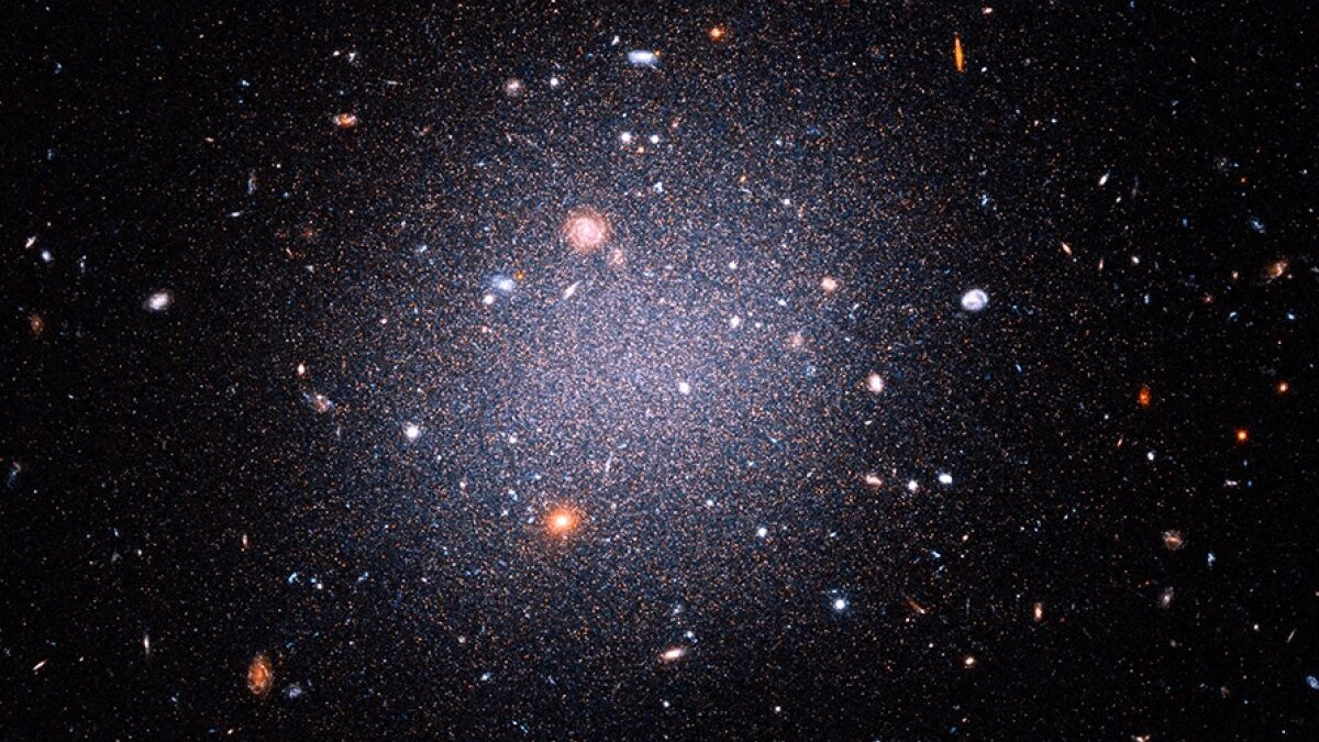 Светлая галактика в центре темного спора