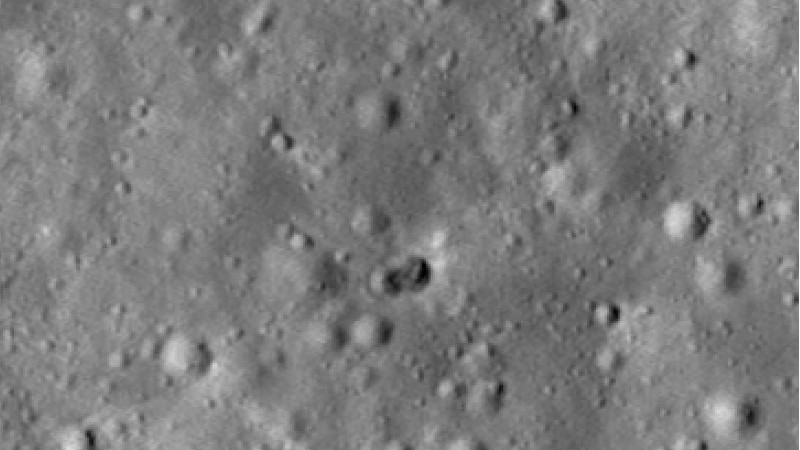 Лунный зонд обнаружил необычный двойной кратер на месте падения ракеты