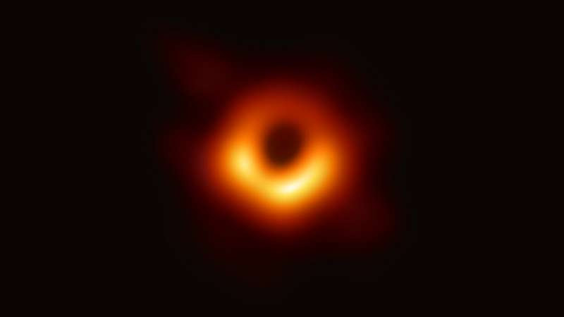 Астрономы показали первое фото черной дыры