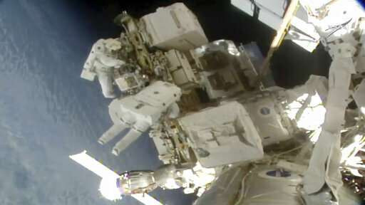 Астронавты завершили выход в открытый космос для замены аккумуляторов