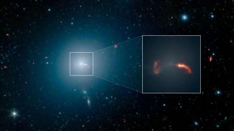 Гигантская галактика вокруг гигантской черной дыры