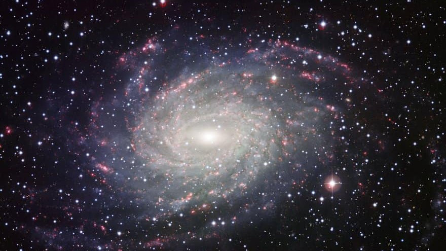 Темная материя разгоняет самые массивные спиральные галактики до головокружительных скоростей