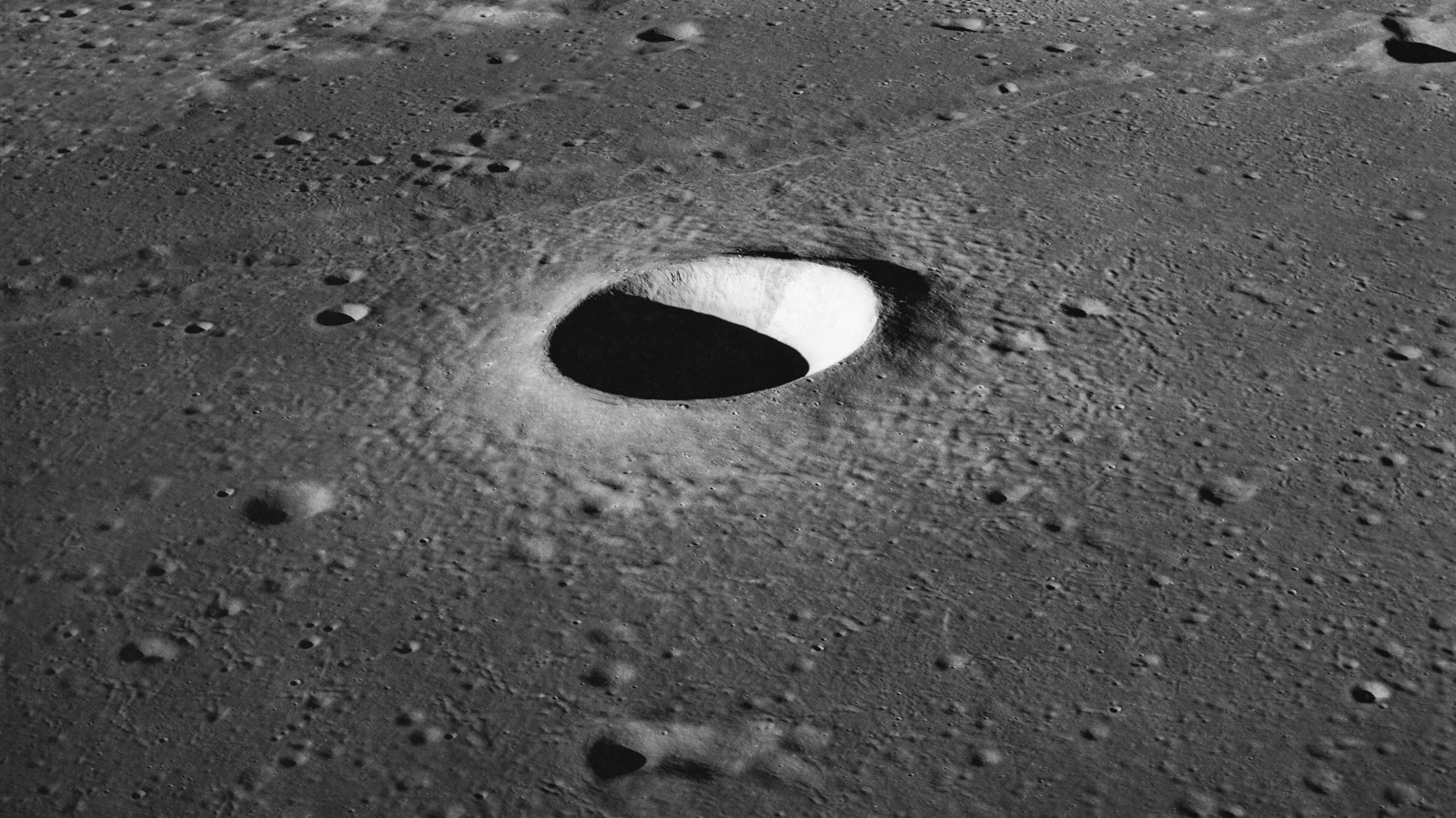 Ученые считают, что старая ракета врезалась в Луну