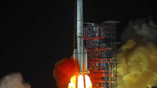 Китайский луноход включает своё оборудование
