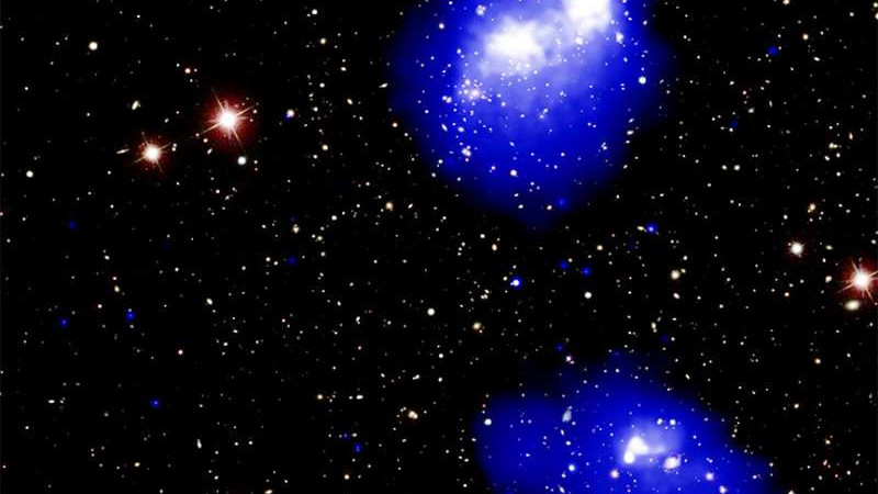Чандра заметила мегакластер галактик в процессе слияния