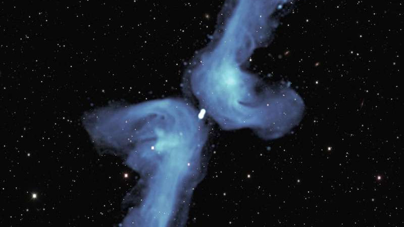 MeerKAT раскрыл тайну X-образной галактики