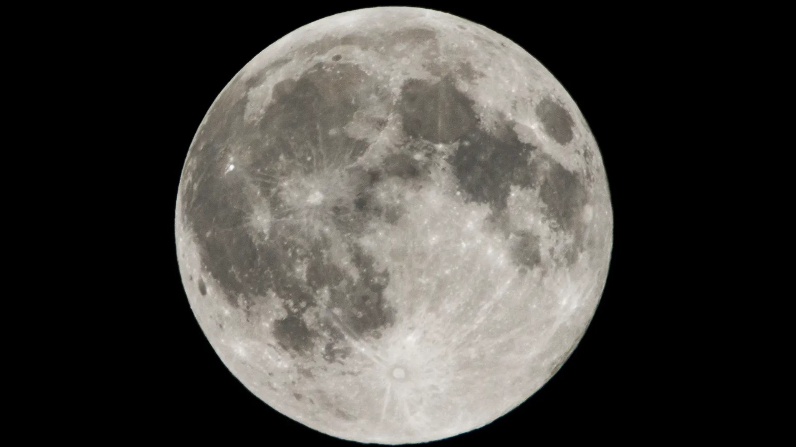 Открытие гранита предполагает, что Луна больше похожа на Землю, чем мы думали