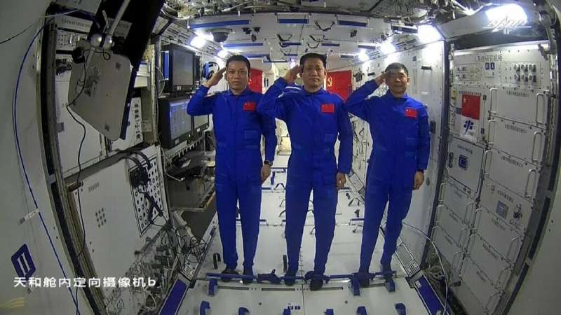 Астронавты совершили первый выход в открытый космос на новой китайской станции Тяньгун