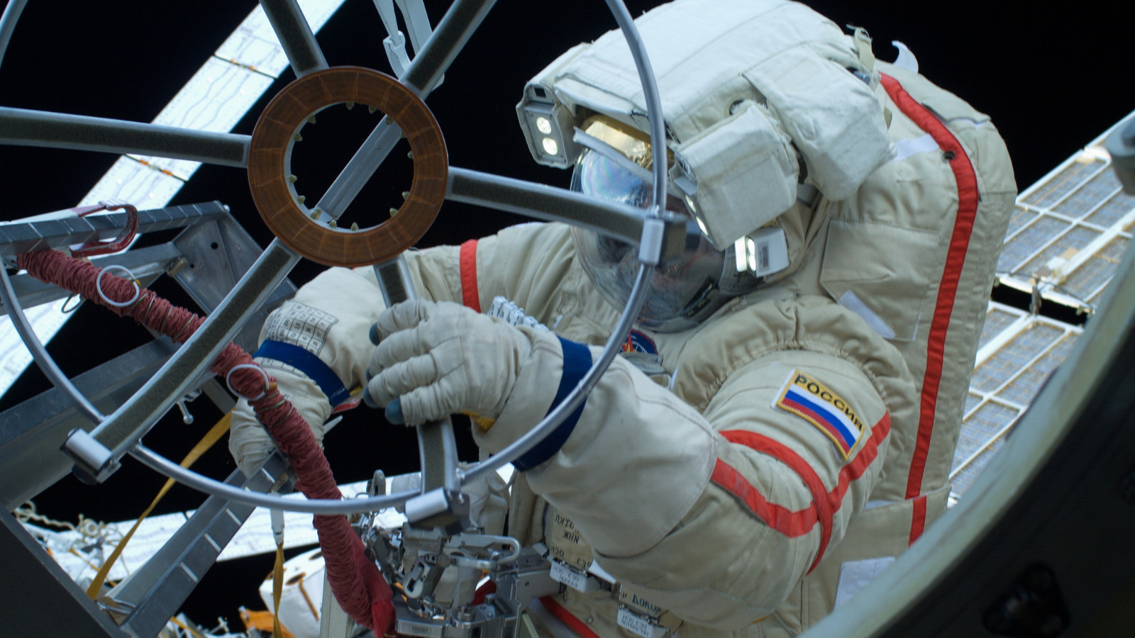 Космонавты Роскосмоса выйдут в открытый космос