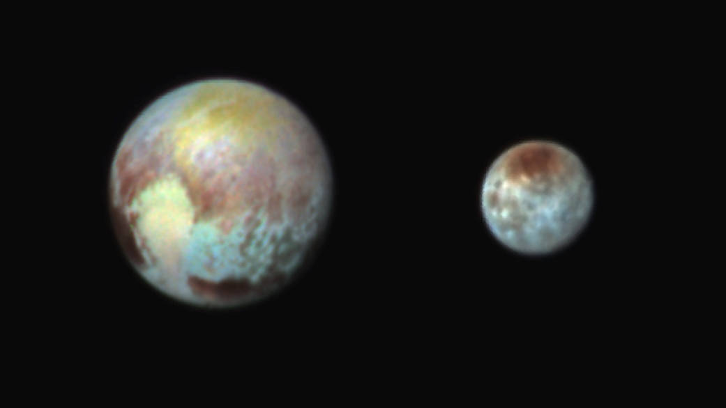 Плутон и Харон блестят в ложных цветах