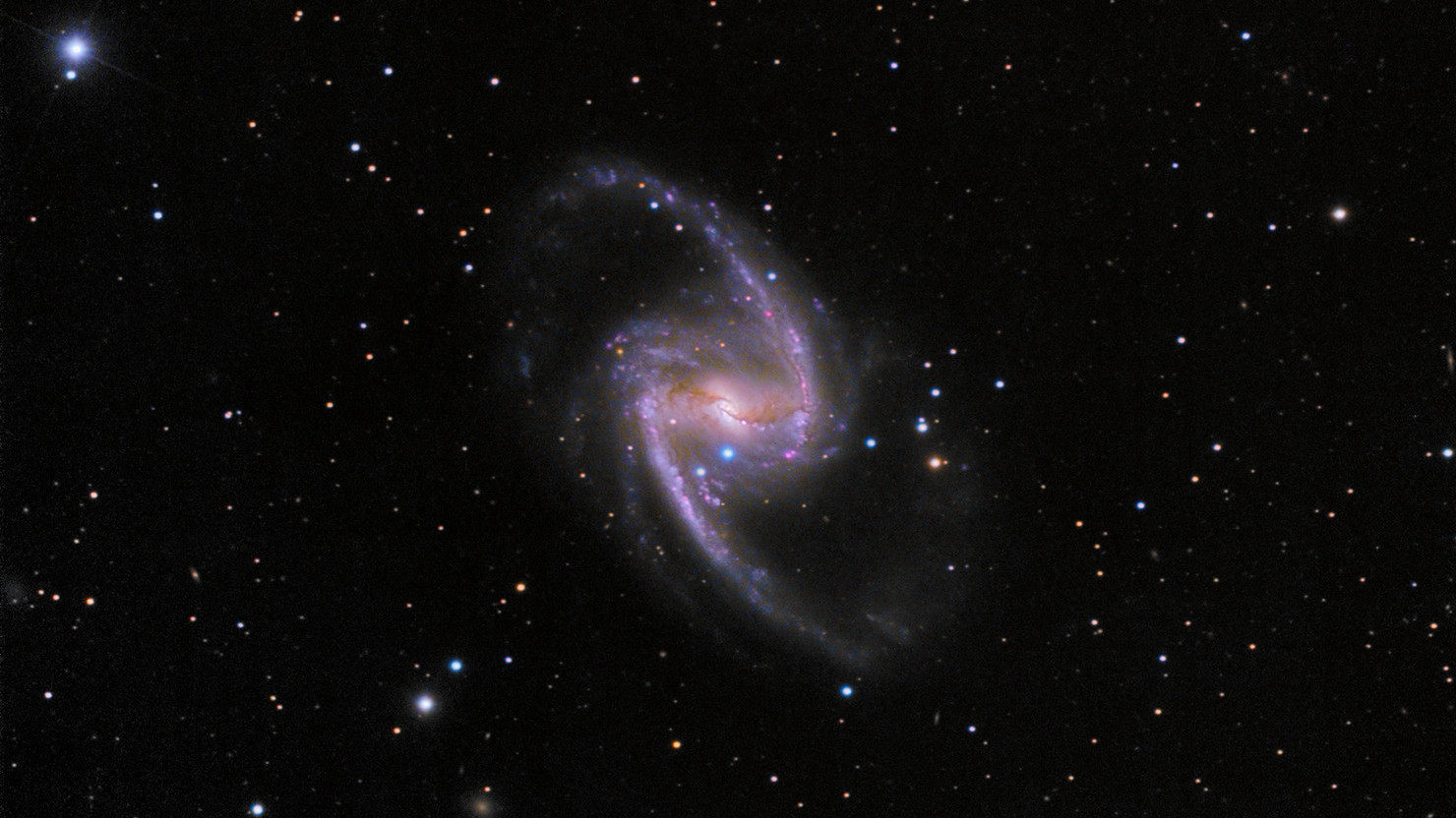 Астрономы изучают звездообразование и газовые потоки в галактике NGC 1365