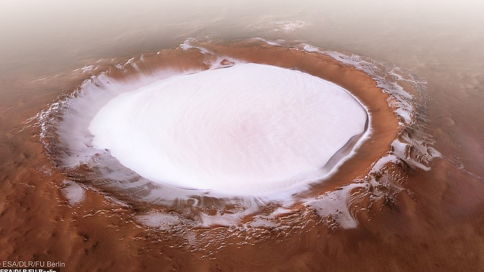 Получено потрясающее изображение гигантского заполненного льдом кратера на Марсе