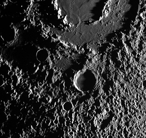 Контрастирующая поверхность Меркурия: кратер Вивальди 