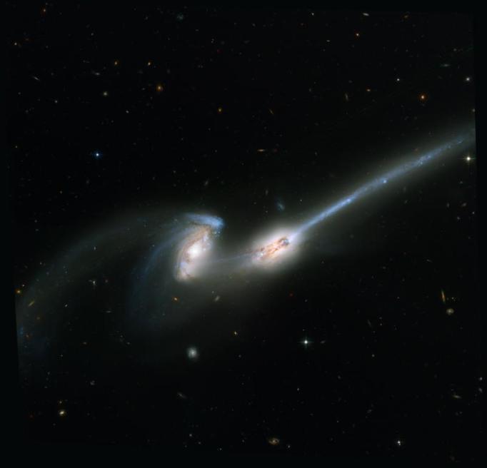 2 галактические мыши удлиняют свои хвосты