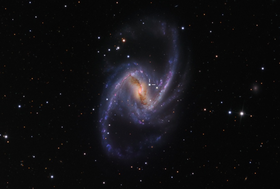 Величественная галактика с перемычкой и со сверхновой