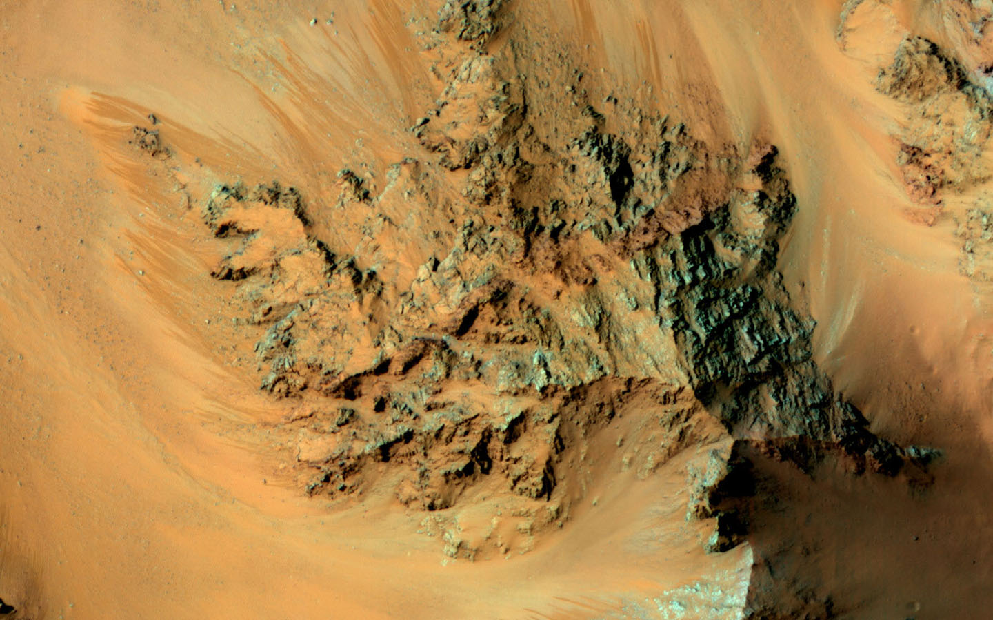 Фото дня от НАСА: сезонные потоки в кратере Hale