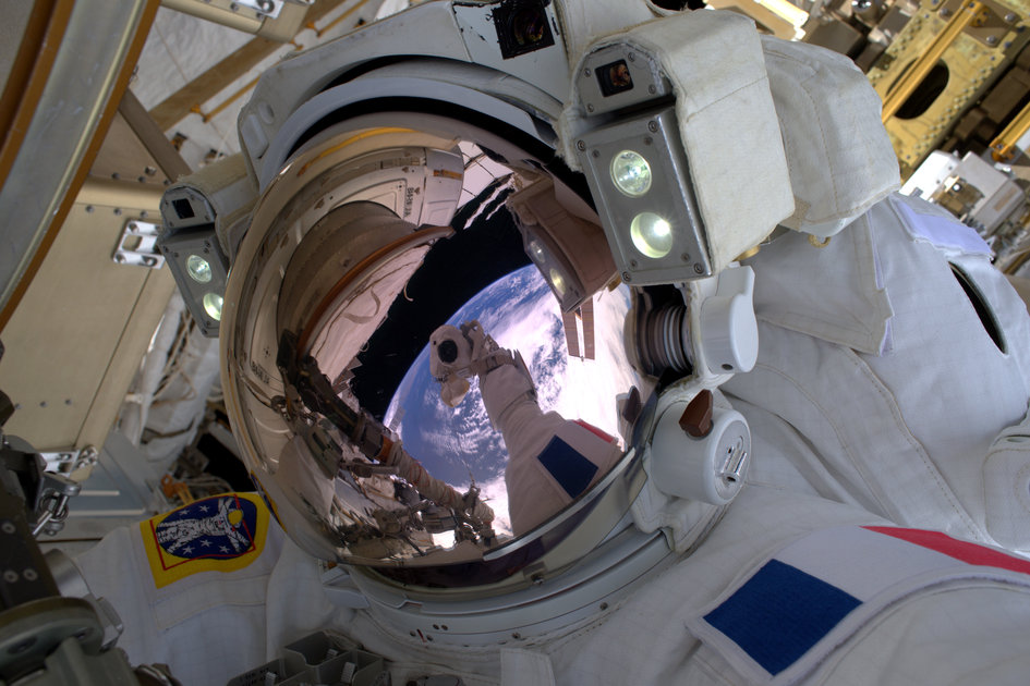 Первый выход в космос для астронавта
