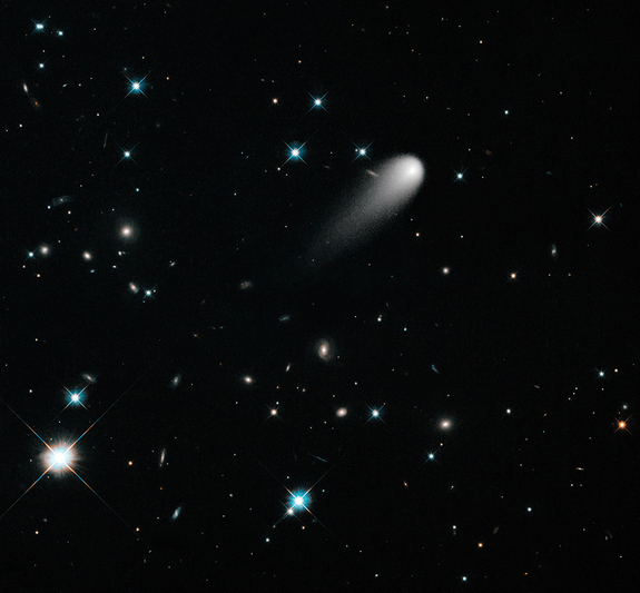 Комета ISON была заснята на фоне отдаленных галактик