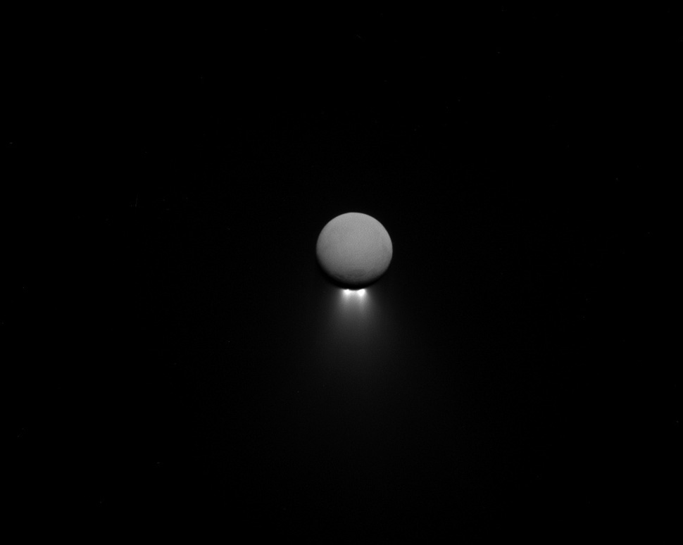 Гейзеры Энцелада на фото от NASA