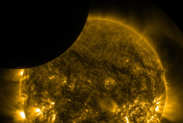 SDO показывает транзит Луны через Солнце