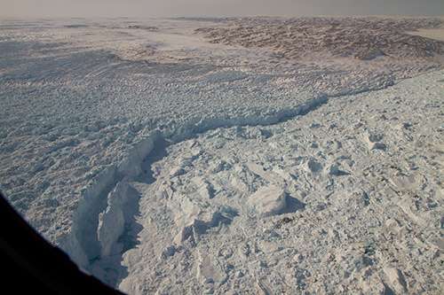 Огромный древний бассейн объясняет расположение самого быстрого в мире движущегося ледника