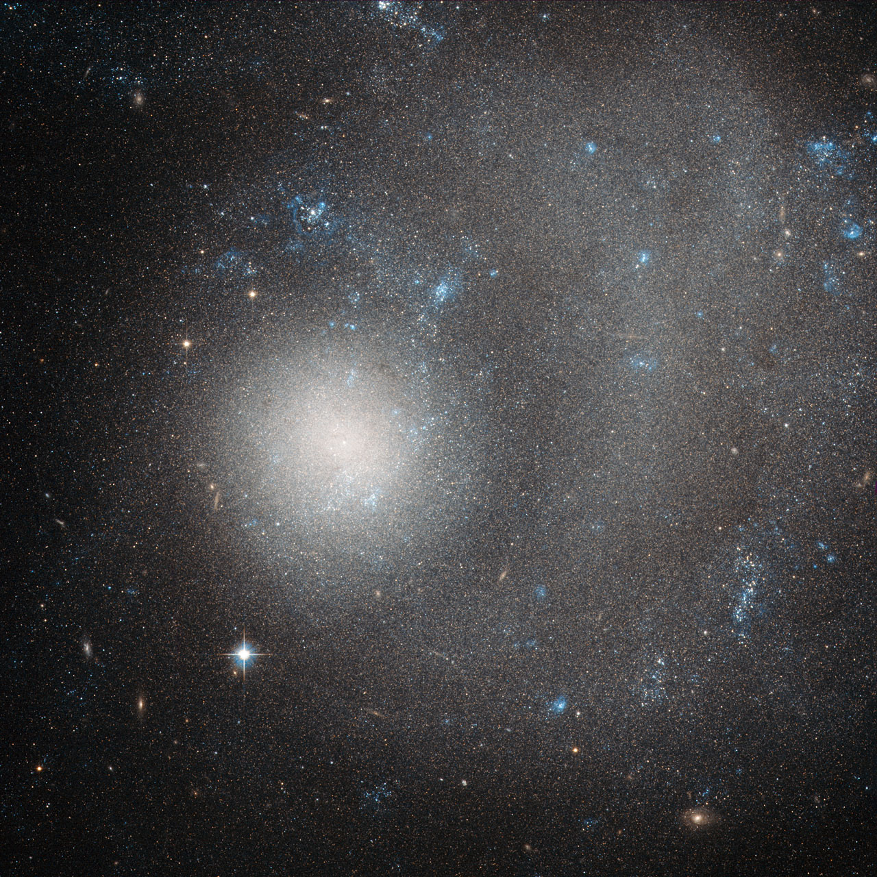 Галактика NGC 5474 глазами космического телескопа «Хаббл»
