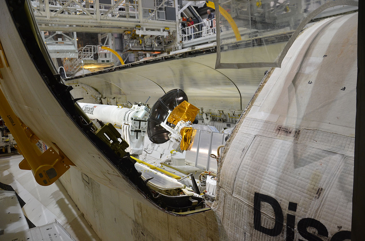 НАСА закрывает двери и отсоединяет кабеля от Шаттла Дискавери