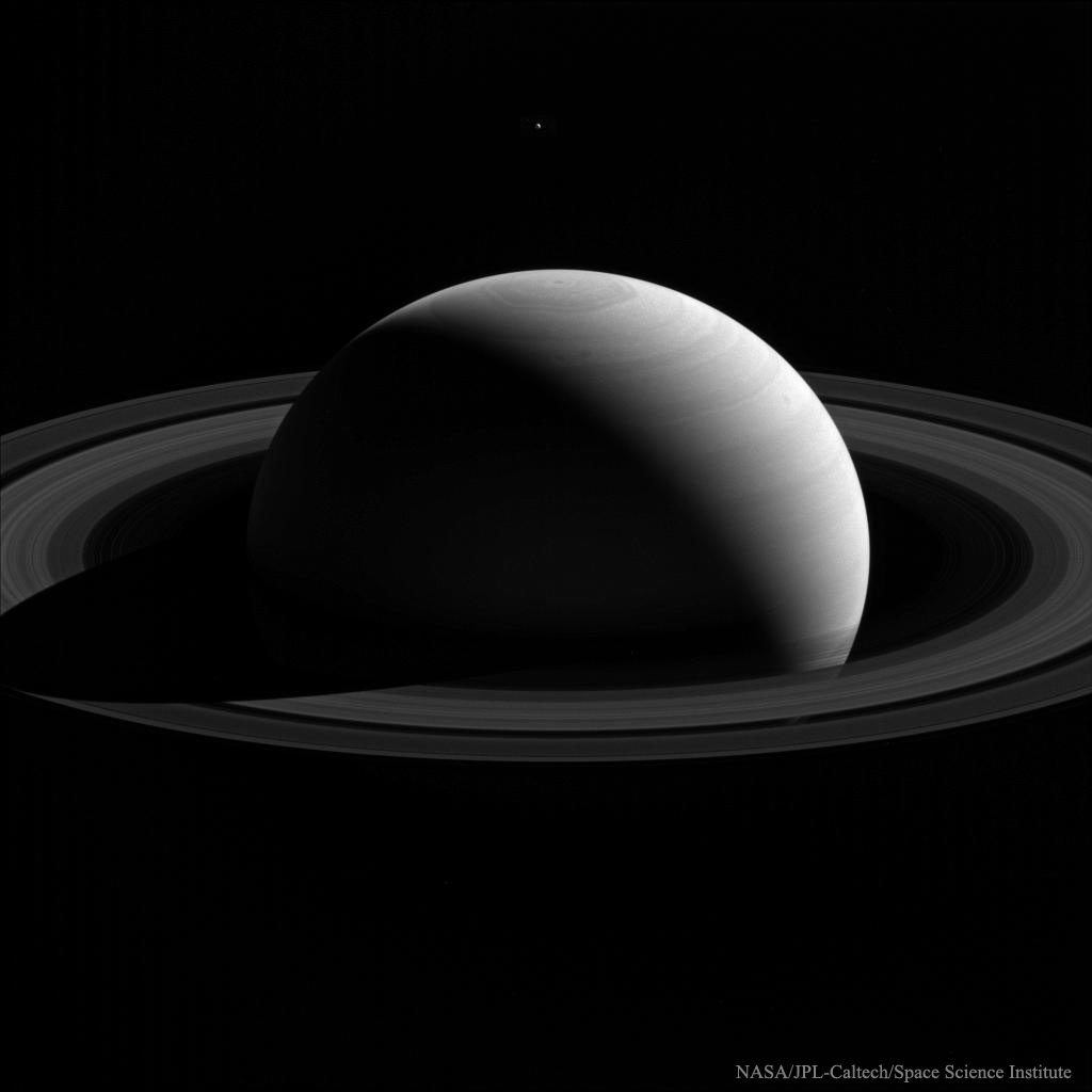 В кадре Тефия позади Сатурна