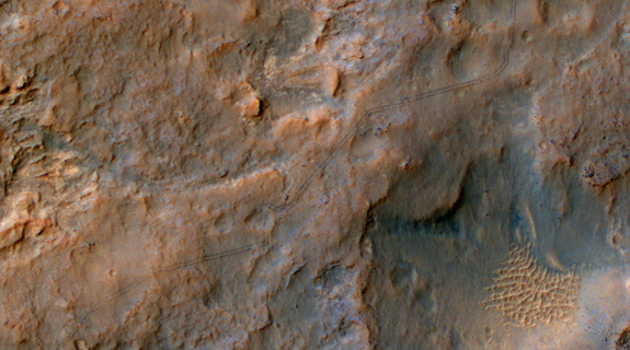 Новые фотографии марсохода Кьюриосити, обнаруженного из космоса