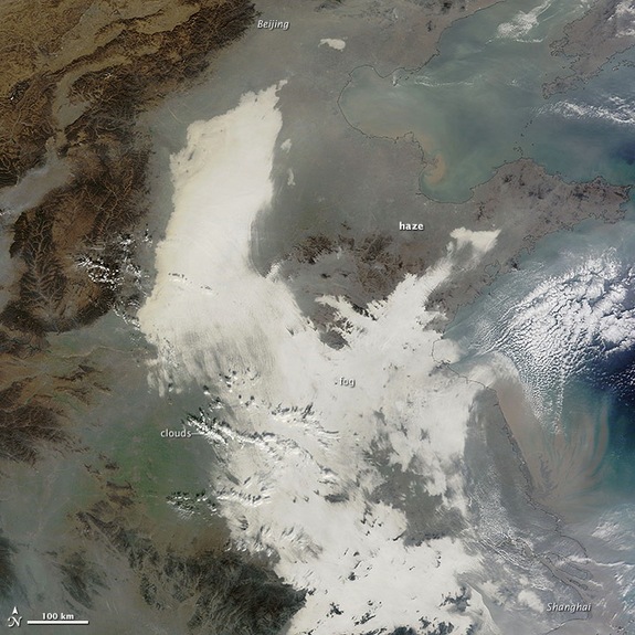 Толстый слой смога над Китаем был запечатлен из космоса