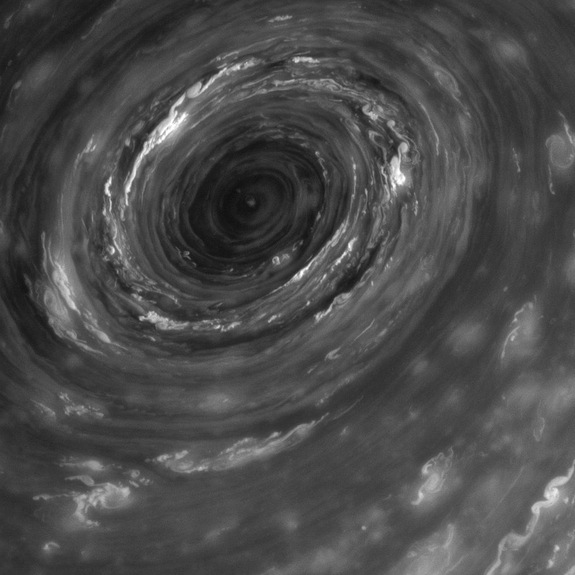 Мощный круговорот на северном полюсе Сатурна