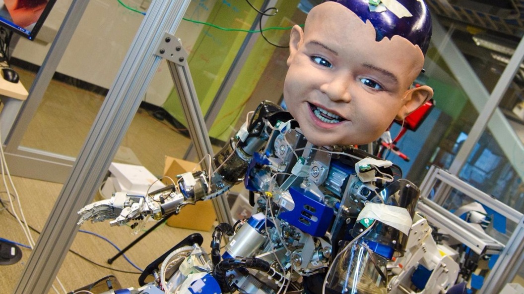 Робот с детским лицом анализирует, почему младенцы улыбаются