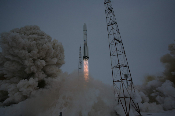 Запуск российского спутника связи с помощью ракеты «Протон»