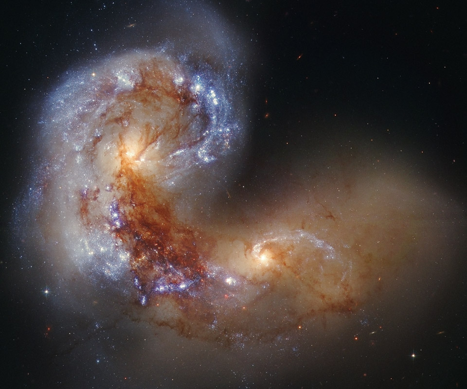 Спиральные галактики в Вороне в процессе столкновения