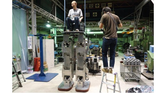 Инженер из Японии совершает прогулку на огромных «железных ногах»