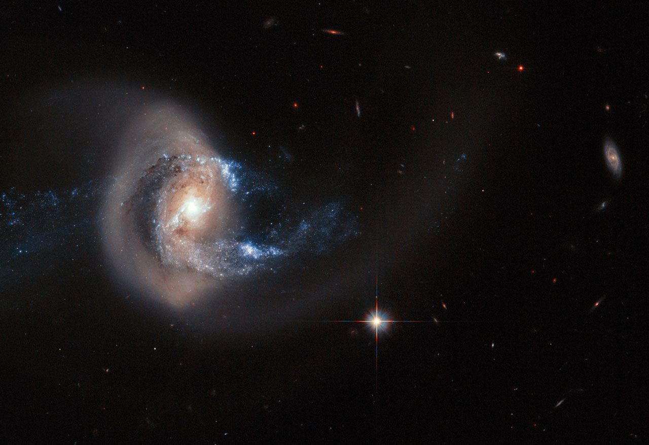 Галактическое слияние попало в поле зрения Хаббла