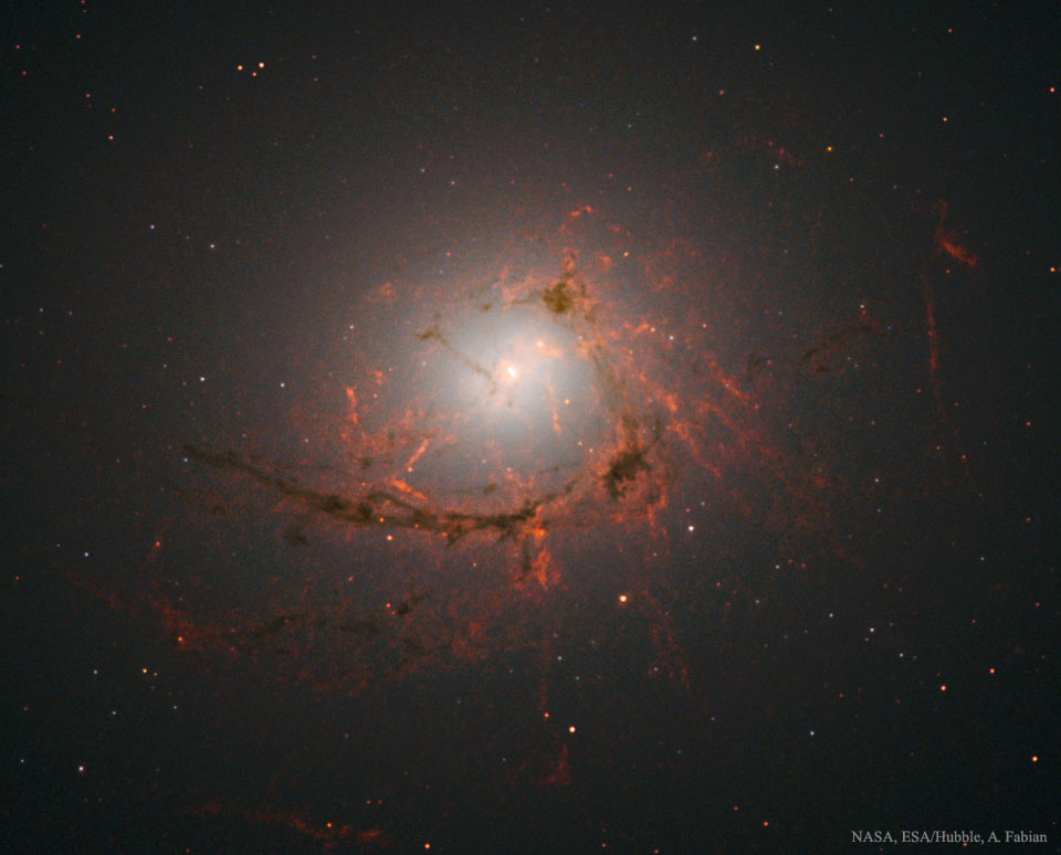 NGC 4696 на удивительном астрофото