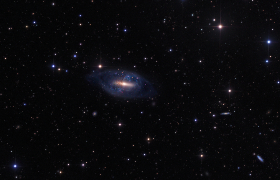 Кадр Дня: линзовидная галактика с полярным кольцом