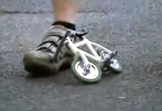 Супервидео: россиянин ездит на самом маленьком в мире велосипеде