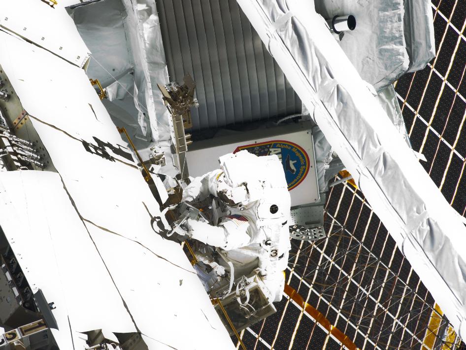 Во время финального выхода в открытый космос астронавт Индевора повредил ногу