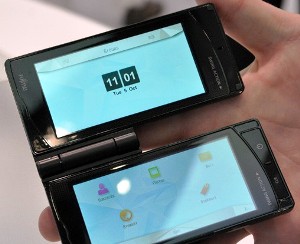 Fujitsu представила новый телефон с двумя тачскринами