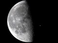 Великолепный снимок МКС, пересекающей лунный диск
