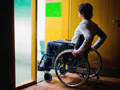 Роботизированная рука открывает двери для пользователей инвалидного кресла