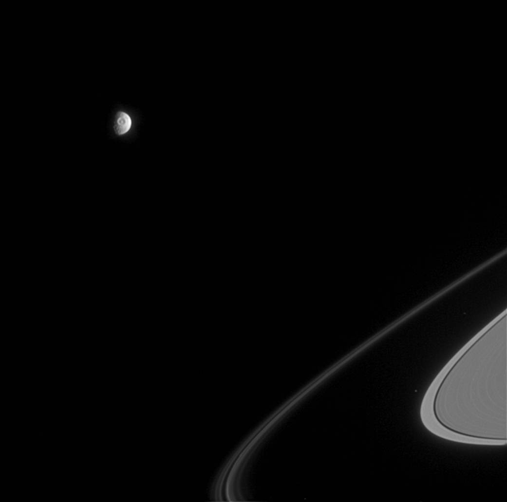 Мимас смотрит на кольца Сатурна