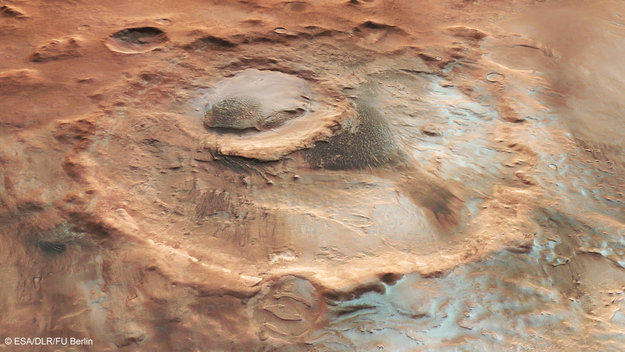 Зима в марсианском кратере Гук
